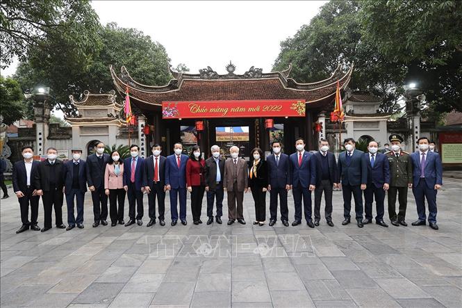 Tổng Bí thư Nguyễn Phú Trọng với các đại biểu tại Di tích lịch sử- văn hóa Đền Đô (phường Đình Bảng, thành phố Từ Sơn). Ảnh: Trí Dũng – TTXVN