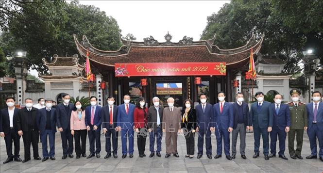 Tổng Bí thư Nguyễn Phú Trọng với các đại biểu tại Di tích lịch sử- văn hóa Đền Đô (phường Đình Bảng, thành phố Từ Sơn). Ảnh: Trí Dũng – TTXVN