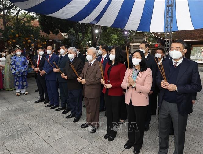 Tổng Bí thư Nguyễn Phú Trọng dâng hương tưởng niệm 8 vị Vua nhà Lý tại Di tích lịch sử-văn hóa Đền Đô (phường Đình Bảng, thành phố Từ Sơn). Ảnh: Trí Dũng – TTXVN