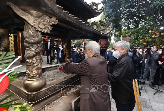 Tổng Bí thư Nguyễn Phú Trọng dâng hương tưởng niệm 8 vị Vua nhà Lý tại Di tích lịch sử-văn hóa Đền Đô (phường Đình Bảng, thành phố Từ Sơn). Ảnh: Trí Dũng – TTXVN