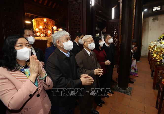 Tổng Bí thư Nguyễn Phú Trọng dâng hương tưởng niệm 8 vị Vua nhà Lý tại Di tích lịch sử-văn hóa Đền Đô (phường Đình Bảng, thành phố Từ Sơn). Ảnh: Trí Dũng – TTXVN