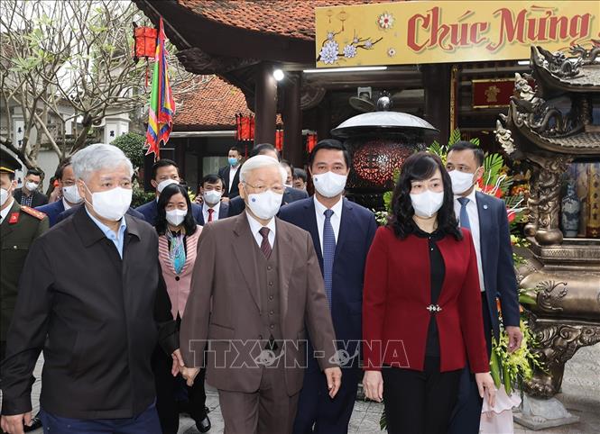 Tổng Bí thư Nguyễn Phú Trọng thăm Di tích lịch sử-văn hóa Đền Đô (phường Đình Bảng, thành phố Từ Sơn). Ảnh: Trí Dũng – TTXVN