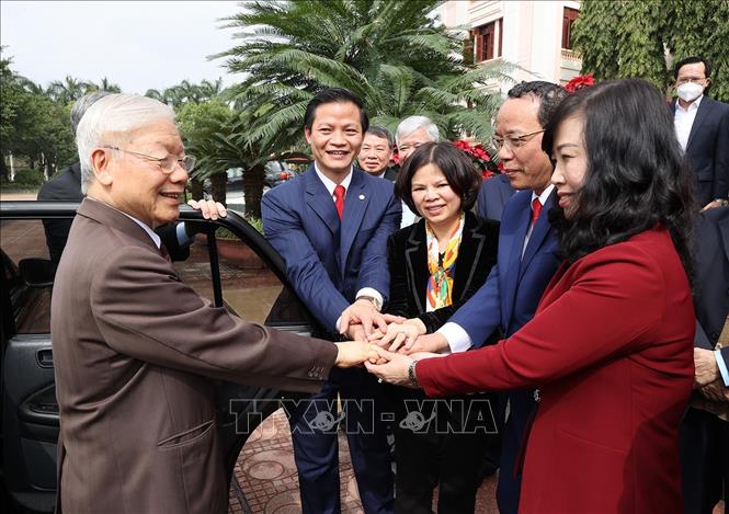 Trong ảnh: Tổng Bí thư Nguyễn Phú Trọng với các đồng chí lãnh đạo Đảng bộ, chính quyền tỉnh Bắc Ninh. Ảnh: Trí Dũng – TTXVN