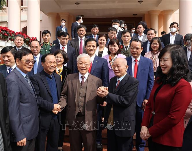 Trong ảnh: Tổng Bí thư Nguyễn Phú Trọng và các đại biểu chụp ảnh chung với các đồng chí lãnh đạo, nguyên lãnh đạo Đảng bộ, chính quyền tỉnh Bắc Ninh. Ảnh: Trí Dũng – TTXVN