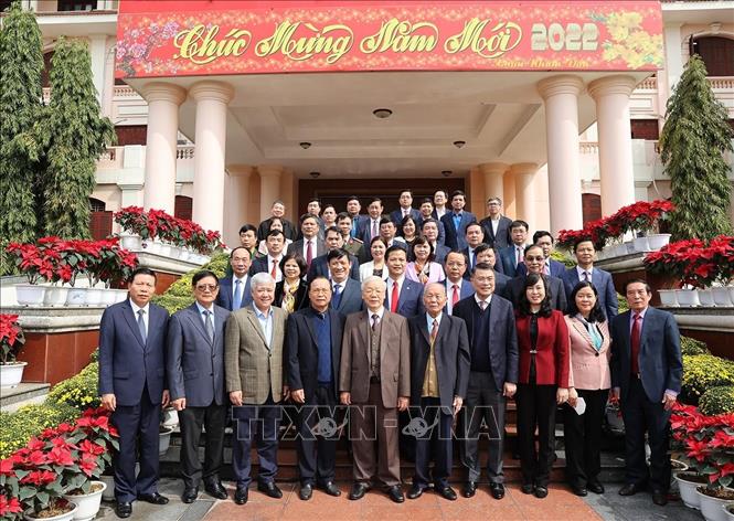 Trong ảnh: Tổng Bí thư Nguyễn Phú Trọng và các đại biểu chụp ảnh chung với các đồng chí lãnh đạo Đảng bộ, chính quyền tỉnh Bắc Ninh. Ảnh: Trí Dũng – TTXVN