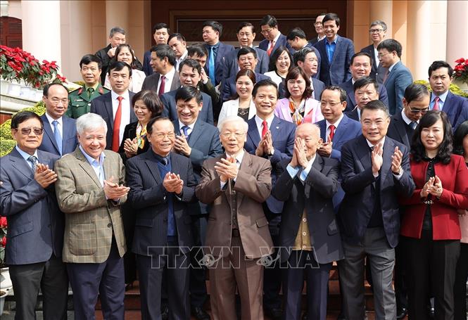 Trong ảnh: Tổng Bí thư Nguyễn Phú Trọng với các đồng chí lãnh đạo Đảng bộ, chính quyền tỉnh Bắc Ninh. Ảnh: Trí Dũng – TTXVN