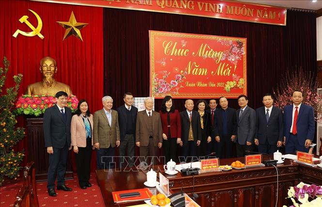 Trong ảnh: Tổng Bí thư Nguyễn Phú Trọng chụp ảnh chung với các đồng chí lãnh đạo Đảng bộ, chính quyền tỉnh Bắc Ninh. Ảnh: Trí Dũng – TTXVN