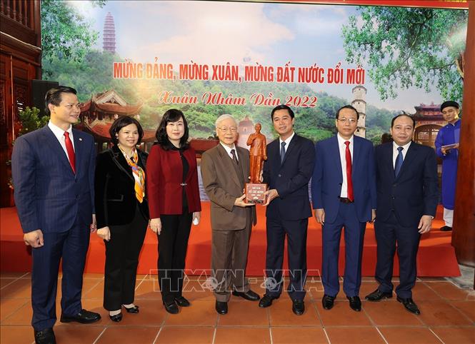 Trong ảnh: Các đồng chí lãnh đạo Đảng bộ, chính quyền tỉnh Bắc Ninh tặng Tổng Bí thư Nguyễn Phú Trọng bức tượng Bác Hồ. Ảnh: Trí Dũng – TTXVN