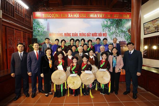 Trong ảnh: Tổng Bí thư Nguyễn Phú Trọng và các đại biểu chụp ảnh chung với liền anh, liền chị Quan họ tại Di tích lịch sử- văn hóa Đền Đô ở khu phố Thượng, phường Đình Bảng, thành phố Từ Sơn, tỉnh Bắc Ninh. Ảnh: Trí Dũng – TTXVN