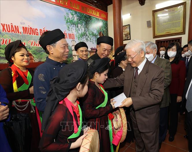Trong ảnh: Tổng Bí thư Nguyễn Phú Trọng tặng quà Tết liền anh, liền chị Quan họ tại Di tích lịch sử- văn hóa Đền Đô ở khu phố Thượng, phường Đình Bảng, thành phố Từ Sơn, tỉnh Bắc Ninh. Ảnh: Trí Dũng – TTXVN