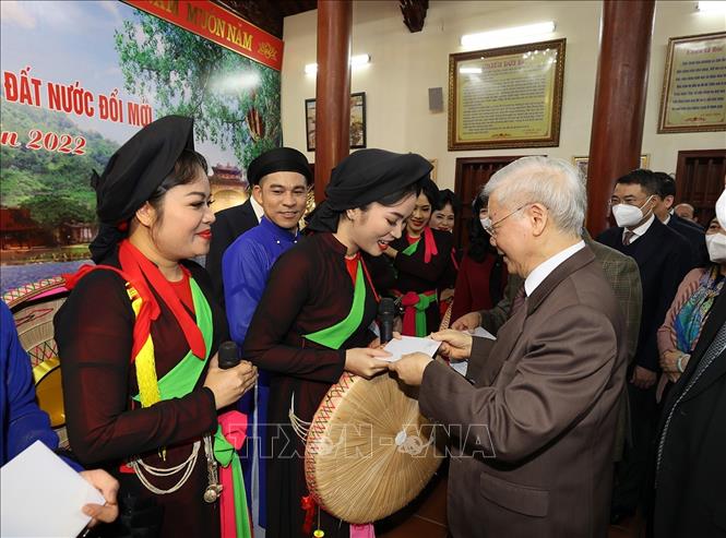 Trong ảnh: Tổng Bí thư Nguyễn Phú Trọng tặng quà Tết liền anh, liền chị Quan họ tại Di tích lịch sử- văn hóa Đền Đô ở khu phố Thượng, phường Đình Bảng, thành phố Từ Sơn, tỉnh Bắc Ninh. Ảnh: Trí Dũng – TTXVN