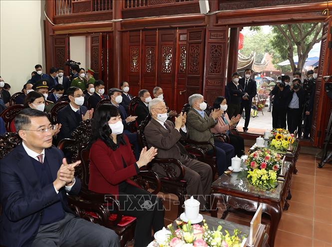 Trong ảnh: Tổng Bí thư Nguyễn Phú Trọng nghe hát Quan họ tại Di tích lịch sử- văn hóa Đền Đô ở khu phố Thượng, phường Đình Bảng, thành phố Từ Sơn, tỉnh Bắc Ninh. Ảnh: Trí Dũng – TTXVN