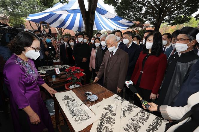 Trong ảnh: Tổng Bí thư Nguyễn Phú Trọng xem in Tranh dân gian Đông Hồ tại Di tích lịch sử- văn hóa Đền Đô ở khu phố Thượng, phường Đình Bảng, thành phố Từ Sơn, tỉnh Bắc Ninh. Ảnh: Trí Dũng – TTXVN