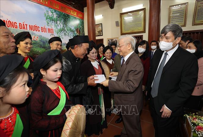 Trong ảnh: Tổng Bí thư Nguyễn Phú Trọng tặng quà Tết liền anh, liền chị Quan họ tại Di tích lịch sử- văn hóa Đền Đô ở khu phố Thượng, phường Đình Bảng, thành phố Từ Sơn, tỉnh Bắc Ninh. Ảnh: Trí Dũng – TTXVN