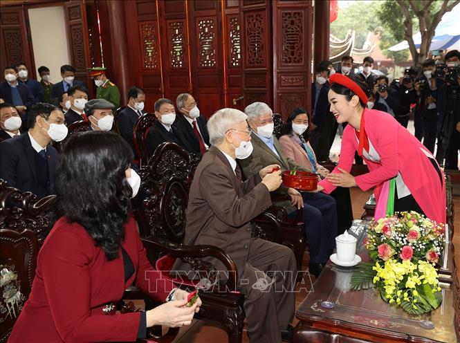 Trong ảnh: Quan họ mời chầu Tổng Bí thư Nguyễn Phú Trọng. Ảnh: Trí Dũng – TTXVN