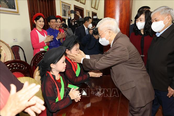 Trong ảnh: Tổng Bí thư Nguyễn Phú Trọng với liền chị Quan họ măng non tại Di tích lịch sử- văn hóa Đền Đô ở khu phố Thượng, phường Đình Bảng, thành phố Từ Sơn, tỉnh Bắc Ninh. Ảnh: Trí Dũng – TTXVN