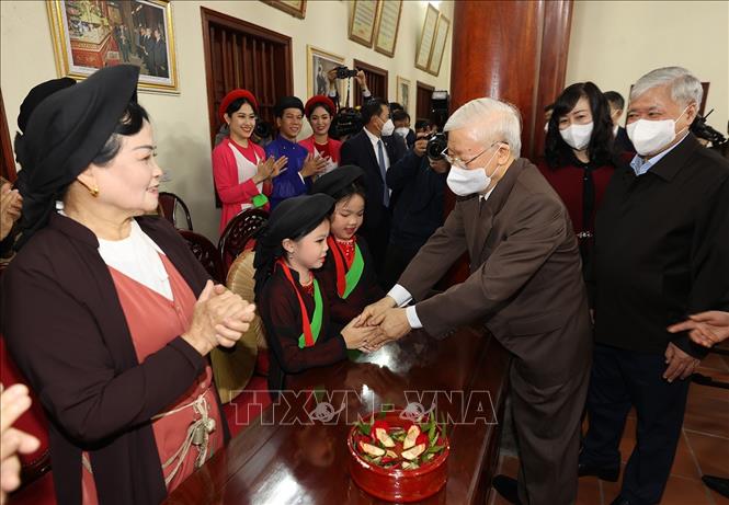 Trong ảnh: Tổng Bí thư Nguyễn Phú Trọng với liền chị Quan họ măng non tại Di tích lịch sử- văn hóa Đền Đô ở khu phố Thượng, phường Đình Bảng, thành phố Từ Sơn, tỉnh Bắc Ninh. Ảnh: Trí Dũng – TTXVN