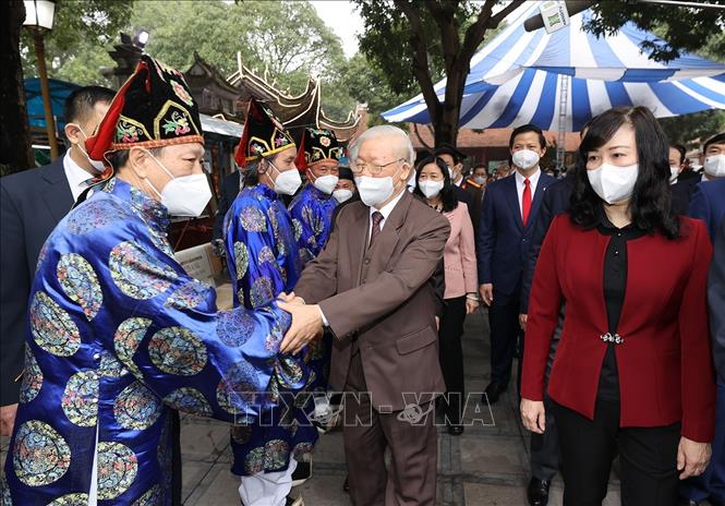 Trong ảnh: Tổng Bí thư Nguyễn Phú Trọng với nhân dân tại Di tích lịch sử- văn hóa Đền Đô ở khu phố Thượng, phường Đình Bảng, thành phố Từ Sơn, tỉnh Bắc Ninh. Ảnh: Trí Dũng – TTXVN
