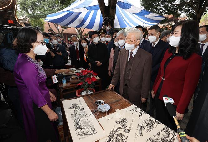 Trong ảnh: Tổng Bí thư Nguyễn Phú Trọng xem in Tranh dân gian Đông Hồ tại Di tích lịch sử- văn hóa Đền Đô ở khu phố Thượng, phường Đình Bảng, thành phố Từ Sơn, tỉnh Bắc Ninh. Ảnh: Trí Dũng – TTXVN