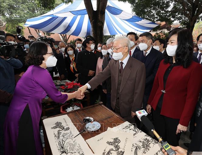 Trong ảnh: Tổng Bí thư Nguyễn Phú Trọng xem in Tranh dân gian Đông Hồ tại Di tích lịch sử- văn hóa Đền Đô ở khu phố Thượng, phường Đình Bảng, thành phố Từ Sơn, tỉnh Bắc Ninh. Ảnh: Trí Dũng – TTXVN