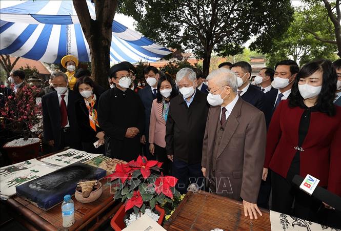 Trong ảnh: Tổng Bí thư Nguyễn Phú Trọng xem in Tranh dân gian Đông Hồ tại Di tích lịch sử- văn hóa Đền Đô ở khu phố Thượng, phường Đình Bảng, thành phố Từ Sơn, tỉnh Bắc Ninh. Ảnh: Trí Dũng – TTXVN