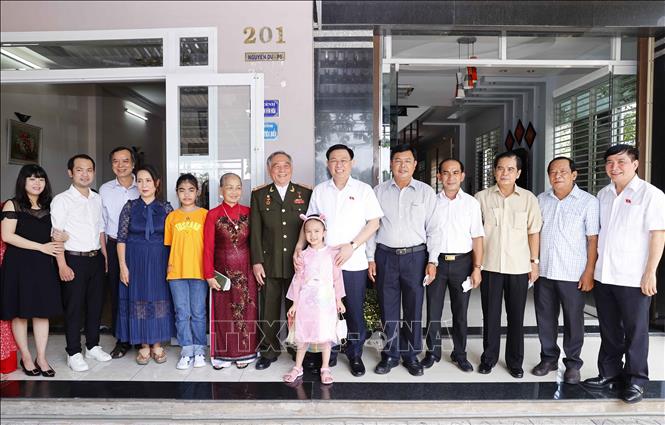 Chủ tịch Quốc hội Vương Đình Huệ và đại biểu với gia đình Anh hùng lực lượng vũ trang Trần Phương Thế. Ảnh: Doãn Tấn - TTXVN