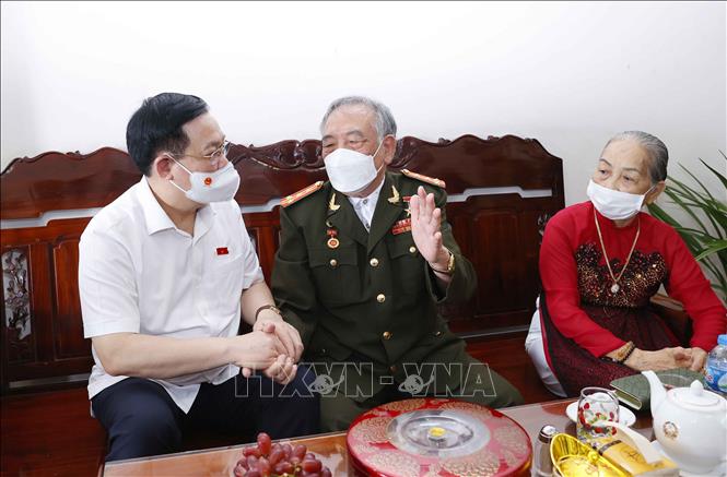 Chủ tịch Quốc hội Vương Đình Huệ thăm hỏi Anh hùng lực lượng vũ trang Trần Phương Thế. Ảnh: Doãn Tấn - TTXVN