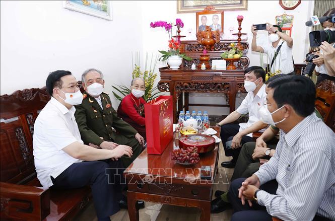 Chủ tịch Quốc hội Vương Đình Huệ nói chuyện và tặng quà Tết cho Anh hùng lực lượng vũ trang Trần Phương Thế. Ảnh: Doãn Tấn - TTXVN