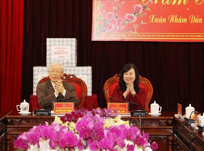 Tổng Bí thư Nguyễn Phú Trọng và đồng chí Đào Hồng Lan, Ủy viên Trung ương Đảng, Bí thư Tỉnh ủy, Trưởng đoàn đại biểu Quốc hội tỉnh Bắc Ninh. Ảnh: Trí Dũng – TTXVN