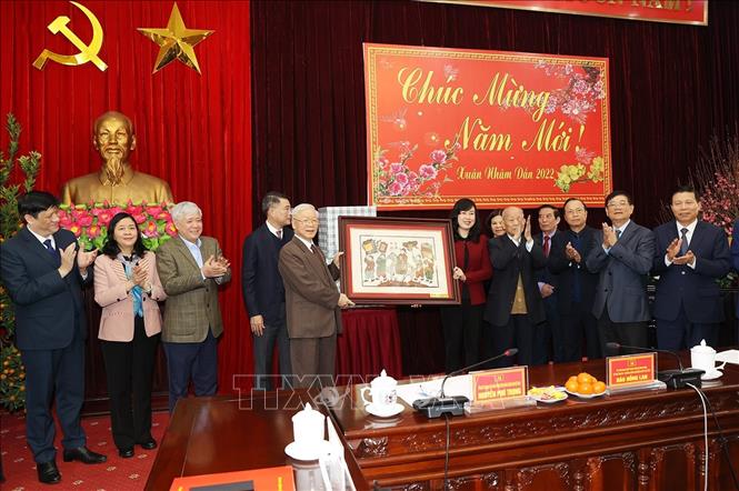 Các đồng chí lãnh đạo Đảng bộ, chính quyền tỉnh Bắc Ninh tặng Tổng Bí thư Nguyễn Phú Trọng bức tranh dân gian Đông Hồ.  Ảnh: Trí Dũng – TTXVN