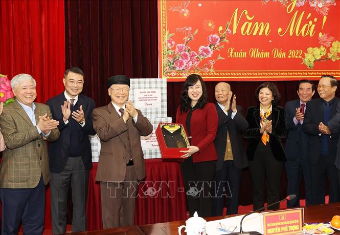 Các đồng chí lãnh đạo Đảng bộ, chính quyền tỉnh Bắc Ninh tặng Tổng Bí thư Nguyễn Phú Trọng bộ trang phục Quan họ. Ảnh: Trí Dũng – TTXVN