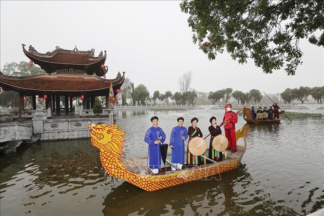 Các liền anh, liền chị hát quan họ ở hồ bán nguyệt tại Di tích lịch sử văn hóa Đền Đô (phường Đình Bảng, thành phố Từ Sơn). Ảnh: Trí Dũng – TTXVN