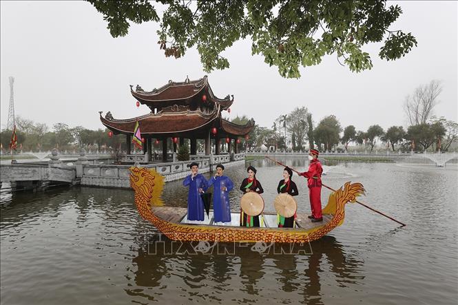 Các liền anh, liền chị hát quan họ ở hồ bán nguyệt tại Di tích lịch sử văn hóa Đền Đô (phường Đình Bảng, thành phố Từ Sơn). Ảnh: Trí Dũng – TTXVN