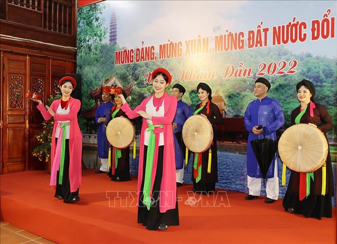 Các liền anh, liền chị hát quan họ tại Di tích lịch sử- văn hóa Đền Đô (phường Đình Bảng, thành phố Từ Sơn). Ảnh: Trí Dũng – TTXVN