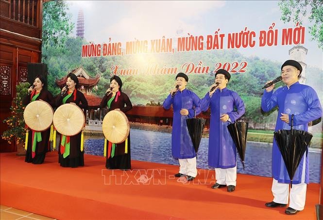 Các liền anh, liền chị hát quan họ tại Di tích lịch sử- văn hóa Đền Đô (phường Đình Bảng, thành phố Từ Sơn). Ảnh: Trí Dũng – TTXVN