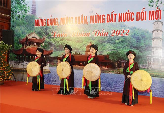 Các liền chị măng non hát quan họ tại Di tích lịch sử- văn hóa Đền Đô (phường Đình Bảng, thành phố Từ Sơn). Ảnh: Trí Dũng – TTXVN