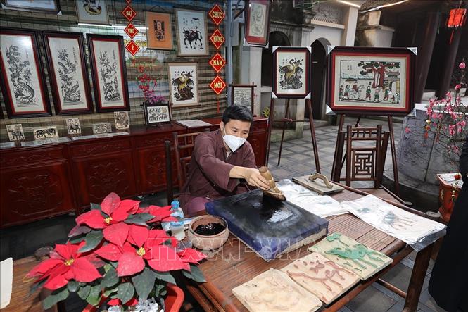 Nghệ nhân in tranh dân gian Đông Hồ tại Di tích lịch sử- văn hóa Đền Đô (phường Đình Bảng, thành phố Từ Sơn). Ảnh: Trí Dũng – TTXVN