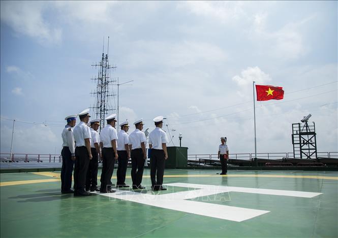 Trong ảnh: Quang cảnh Lễ chào cờ Tổ quốc trên Nhà giàn DK1/9. Ảnh: Hồng Đạt - TTXVN
