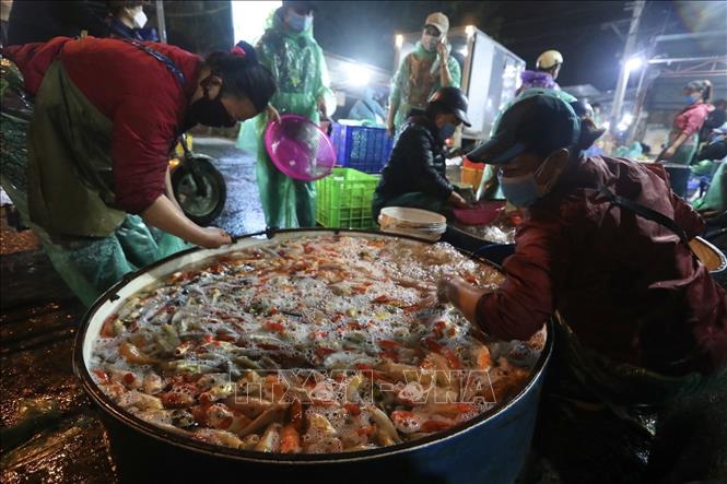 Photo: Retailers flock to Hanoi's Yen So fish market to buy carps. VNA Photo: Minh Quyết