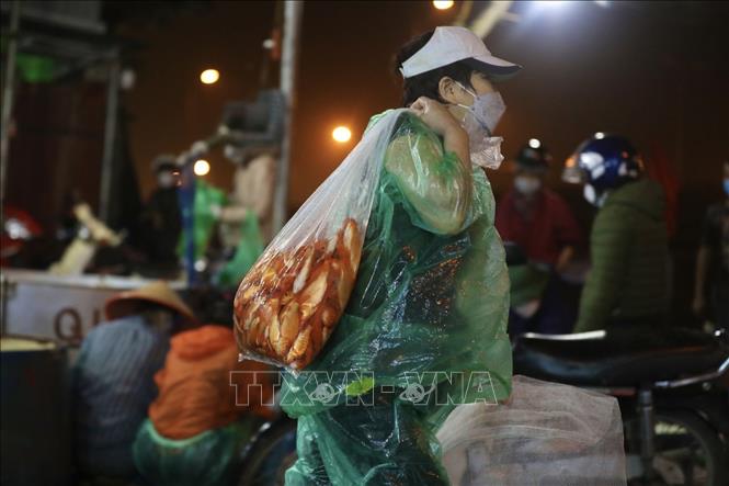 Photo: Retailers flock to Hanoi's Yen So fish market to buy carps. VNA Photo: Minh Quyết