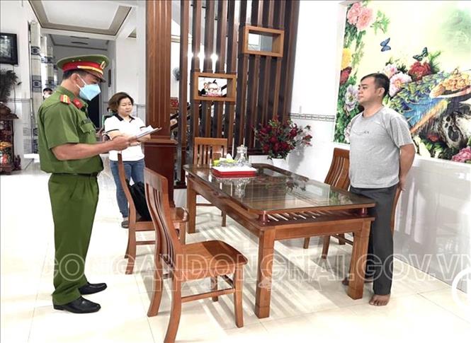 Trong ảnh: Lực lượng chức năng công bố lệnh bắt Nguyễn Anh Thương, công chức địa chính phường Tam Phước. Ảnh: TTXVN phát