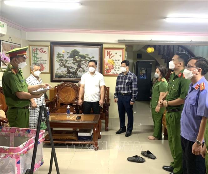Trong ảnh: Lực lượng chức năng công bố lệnh bắt Chủ tịch UBND phường Tam Phước Võ Cao Cường. Ảnh: TTXVN phát
  