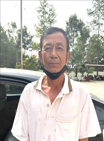 Trong ảnh: Lực lượng chức năng công bố lệnh bắt nguyên Phó Chủ tịch UBND phường Tam Phước. Ảnh: TTXVN phát  