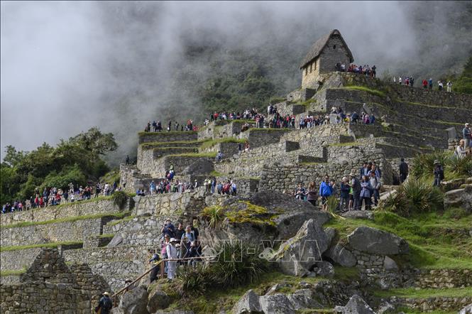 Trong ảnh (tư liệu): Khách du lịch tham quan Thánh địa Machu Picchu ở Peru. Ảnh: AFP/TTXVN