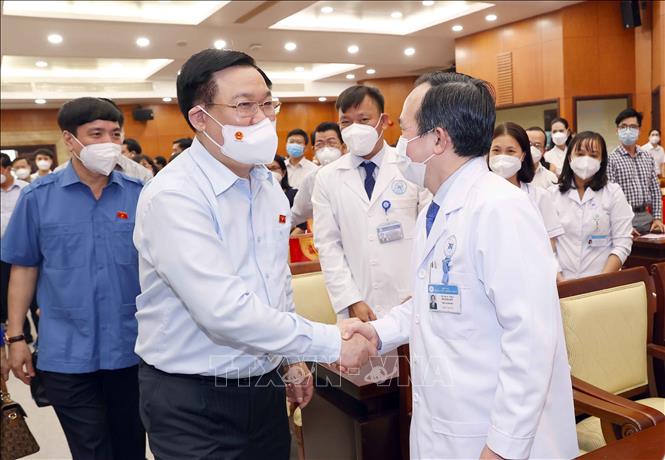 Photo: NA Chairman Vuong Dinh Hue meets healthcare working at the ceremony. VNA Photo: Doãn Tấn