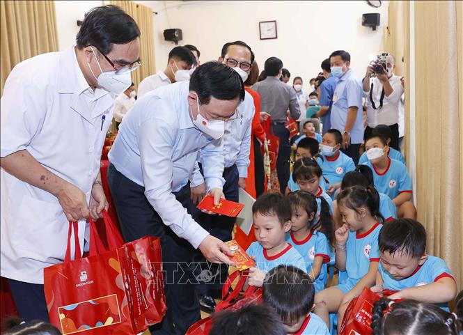 Photo: NA Chairman Vuong Dinh Hue presents gifts to children at the city Centre for Rehabilitation and Support for Children with Disabilities. VNA Photo: Doãn Tấn