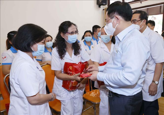 Photo: NA Chairman Vuong Dinh Hue presents gifts to staff at the city Centre for Rehabilitation and Support for Children with Disabilities. VNA Photo: Doãn Tấn 