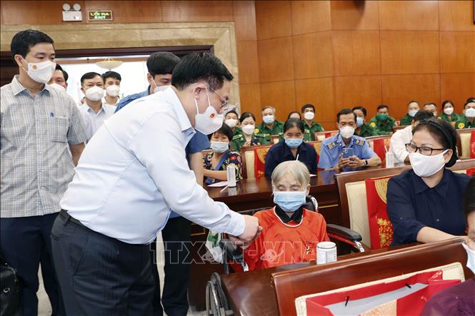 Photo: NA Chairman Vuong Dinh Hue presents gifts to policy beneficiaries. VNA Photo: Doãn Tấn
