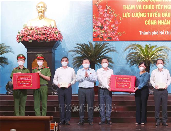 Photo: NA Chairman Vuong Dinh Hue presents gifts to healthcare workers at the ceremony. VNA Photo: Doãn Tấn