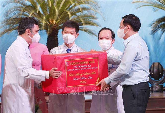 Photo: NA Chairman Vuong Dinh Hue presents gifts to healthcare workers at the ceremony. VNA Photo: Doãn Tấn